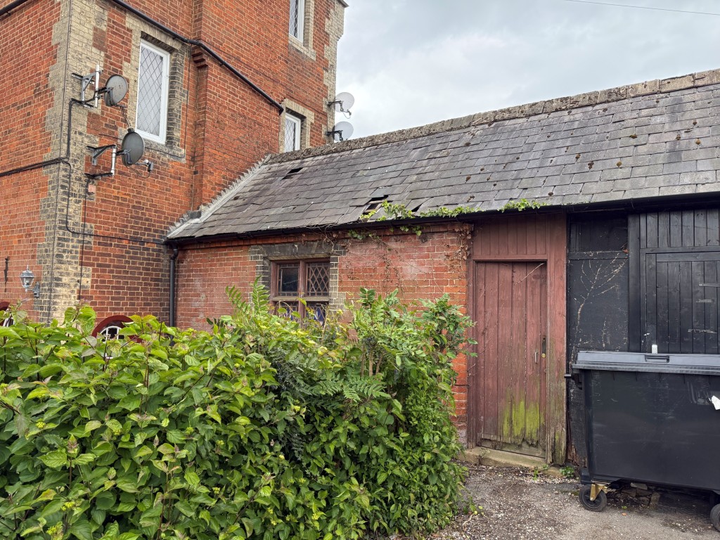 Lot: 29 - VACANT LOCK-UP STORE WITH PLANNING - Alternative front shot and current entrance door